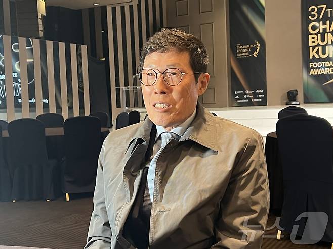 차범근 전 축구 국가대표팀 감독이 20일 열린 제37회 차범근 축구상 시상식을 마친 뒤 취재진과 인터뷰하고 있다. 2025.2.20/뉴스1 ⓒ News1 이상철 기자