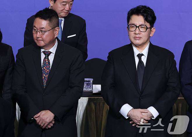 방시혁 하이브 이사회 의장(오른쪽)과 이석우 두나무 대표가 20일 서울 여의도 FKI타워에서 열린 한경협 제64회 정기총회·새 CI 공개 행사에 참석해 신규 회원사 대표로 기념촬영하기 위해 자리하고 있다. 2025.2.20/뉴스1 ⓒ News1 박세연 기자