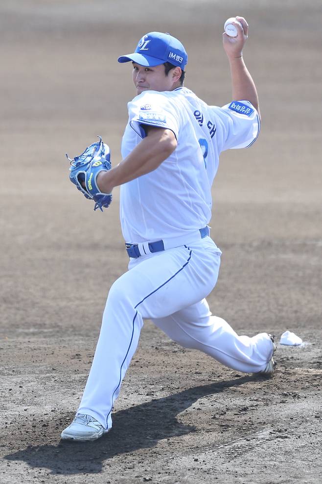 삼성 최원태가 19일 일본 오키나와 온나손 아카마 볼파크에서 열린 2025 스프링캠프 연습경기 주니치전에 선발 등판해 역투하고 있다. 사진 | 삼성 라이온즈
