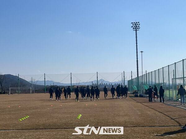 전북현대 선수단이 포트FC와의 2024/25시즌 아시아축구연맹(AFC) 챔피언스리그2(ACLT) 16강 2차전을 하루 전 훈련에 매진 중이다. 사진┃전북현대