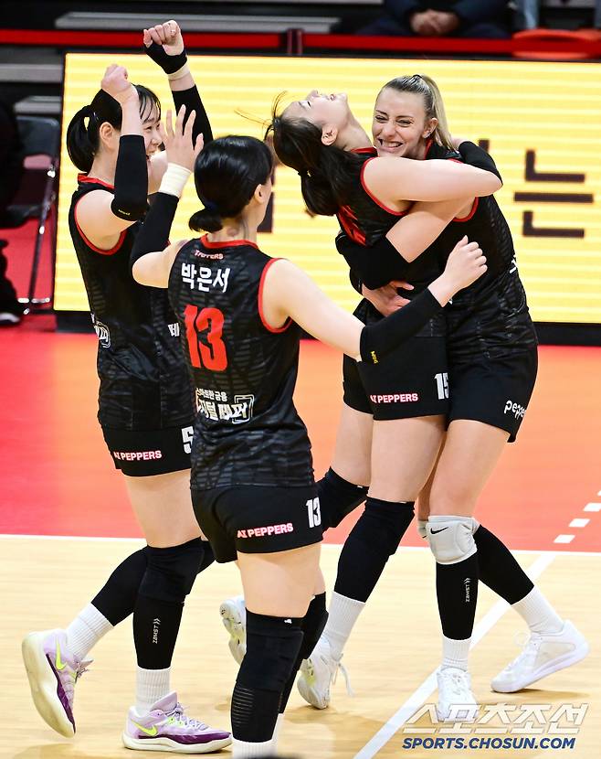 페퍼저축은행 선수들이 19일 정관장에 3대0으로 승리해 팀 창단 첫 10승을 달성한 뒤 기뻐하고 있다.  사진제공=KOVO