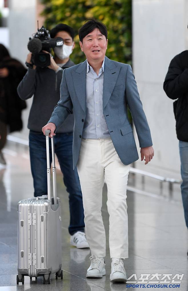 류지현 야구 국가대표 감독이 2026 월드베이스볼클래식(WBC) 전력 분석을 위해 20일 인천국제공항을 통해 대만으로 출국했다. 류지현 감독이 출국장으로 향하고 있다. 인천공항=박재만 기자 pjm@sportschosun.com/2025.02.20/