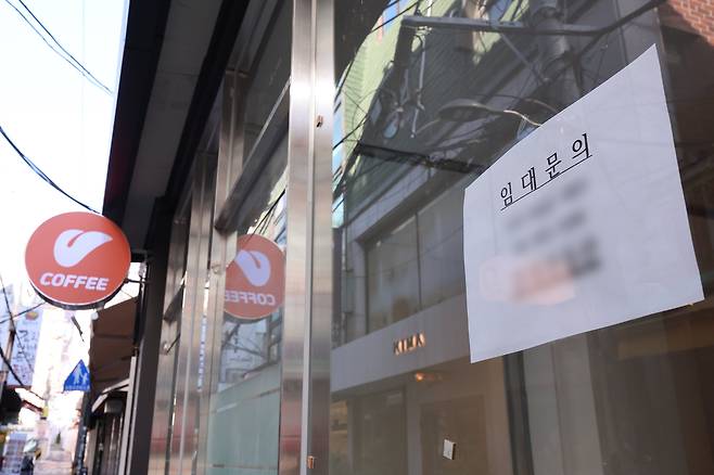 지난 17일 서울 서대문구 한 거리 폐업 카페에 임대문의 안내문이 붙어있다./연합뉴스