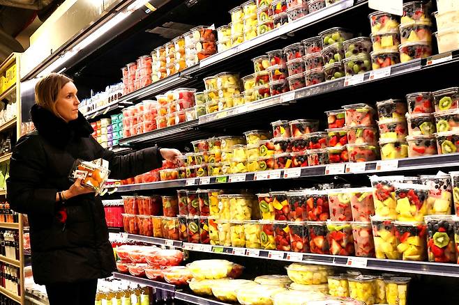 도널드 트럼프 미국 대통령은 2026년 11월 중간선거 이전에 미국 경제를 개선한 실적을 내놓고 유권자의 심판을 받아야 한다. 사진은 지난 2월 12일 뉴욕시 한 매장./로이터 연합뉴스