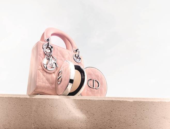 핑크 까나쥬 패턴의 ‘디올 포에버 쿠션 케이스’ 리미티드 에디션. 디올 뷰티.