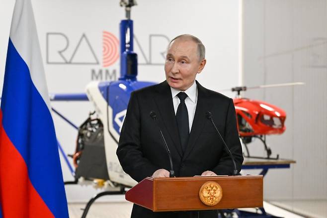 러시아의 블라디미르 푸틴 대통령이 19일(현지시간) 러시아 상트페테르부르크의 무인기(드론) 공장을 방문해 연설하고 있다.타스연합뉴스