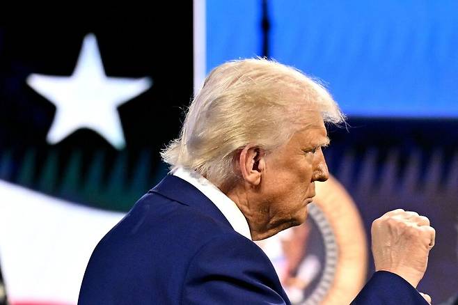 도널드 트럼프 미국 대통령이 19일 플로리다주 마이애미 비치에 위치한 파에나 호텔 & 포럼에서 열린 회의에서 발언하고 있다. 마이애미/AFP 연합뉴스