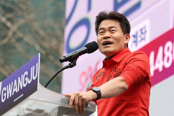 지난 15일 오후 광주 동구 금남로에서 개신교 단체 세이브코리아가 개최한 윤석열 대통령 탄핵 반대 및 석방 촉구 국가비상기도회에서 한국사 강사 전한길 씨가 발언하고 있다. [사진=연합뉴스]