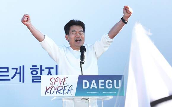 한국사 강사 전한길 씨 지난 8일 오후 동대구역 광장에서 열린 세이브코리아 주최 국가비상기도회에서 발언 전 두 팔을 들어 보이고 있다. [사진=연합뉴스]
