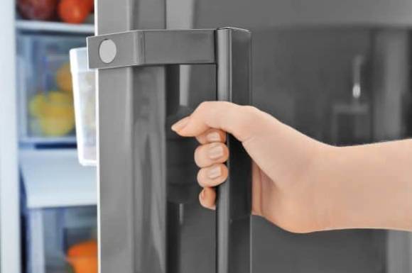 화장품을 냉장고에 보관하는 경우가 많지만, 이는 올바른 보관법이 아니다. 사진은 본 기사 내용과 무관함. [사진=Appliance Repair Denver CO]