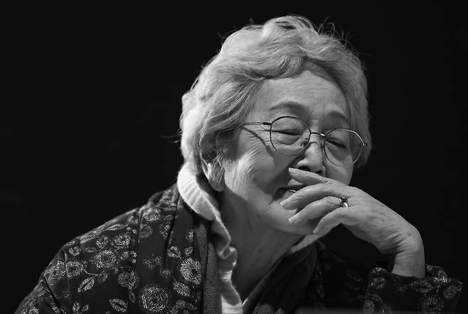 김영옥 배우는 2년 전 아픔을 겪은 터였다. 샤워 중 미끄러져 뼈에 금이 간 아픔이었다. 남편이 소변까지 받아낼 정도였으니 다시는 못 일어날까 하여 두렵기도 했노라 고백했다. 하지만 다시 회복한 그는 희열이 남달랐다고 덧붙였다.