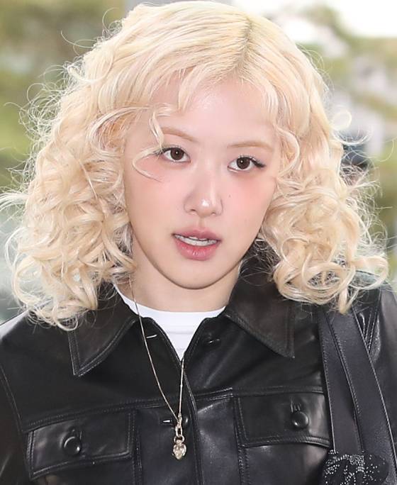 그룹 블랙핑크 로제가 '2024 MAMA AWARDS'를 위해 20일 인천국제공항을 통해 일본 오사카로 출국하고 있다. 뉴스1