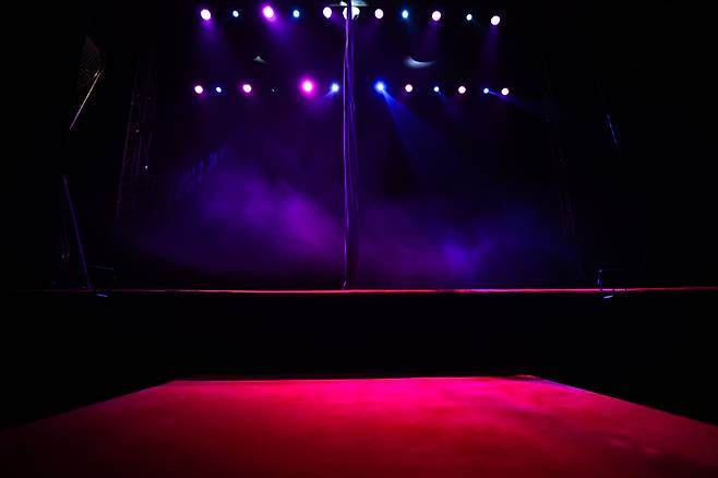 커튼이 올라간 무대에 화려한 조명이 쏟아진다. 동춘서커스는 이 무대 위에서 관객들과 함께 울고 웃으며 100년의 역사를 써내려 왔다.