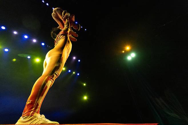 곡예사들이 고난도의 아크로바틱 묘기를 펼치고 있다.