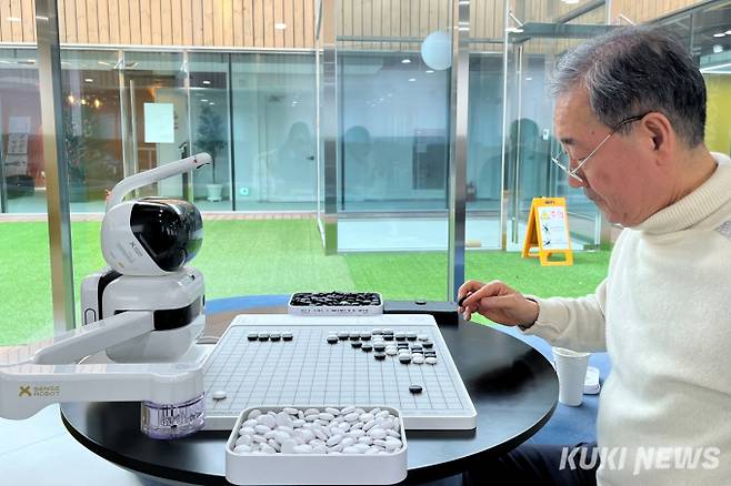 서울디지털동행플라자 서남센터에서 허범철씨가 인공지능 로봇과 바둑을 두고 있다. 사진=박은지 쿠키청년기자