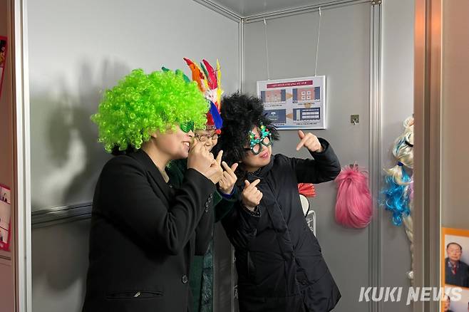 이용객들이 인생네컷 포토 부스 안에서 포즈를 취하고 있다. 사진=박은지 쿠키청년기자