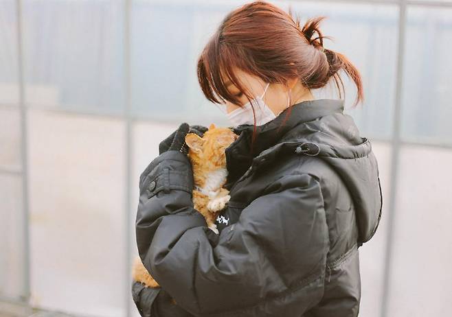 유기동물 보호소 봉사를 다녀본 사람은 안다. 긴 시간 동안, 꾸준히 가는 게 결코 쉽지 않단 걸. 유기동물 문제는 언제나, 가장 큰 목소리로 떠들어줄 사람들이 필요하다. 영향력 있는 이들이라면 더더욱 그렇다./사진=고 김새론 배우 인스타그램