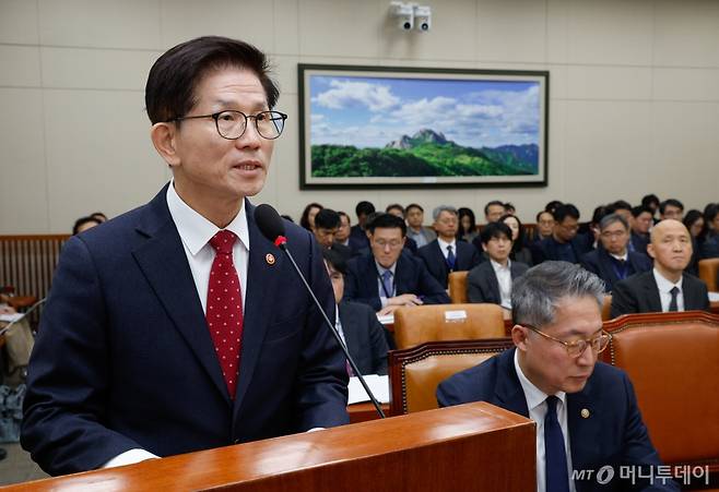 (서울=뉴스1) 안은나 기자 = 김문수 고용노동부 장관이 20일 서울 여의도 국회에서 열린 환경노동위원회 제422회국회(임시회) 제1차 전체회의에 출석해 직장 내 괴롭힘 관련 정부 대책을 발표하고 있다. 2025.2.20/뉴스1  Copyright (C) 뉴스1. All rights reserved. 무단 전재 및 재배포,  AI학습 이용 금지. /사진=(서울=뉴스1) 안은나 기자