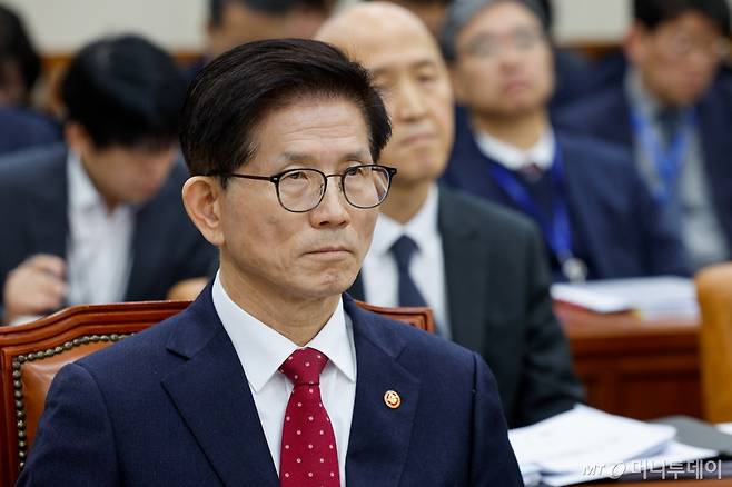 (서울=뉴스1) 안은나 기자 = 김문수 고용노동부 장관이 20일 서울 여의도 국회에서 열린 환경노동위원회 제422회국회(임시회) 제1차 전체회의에 출석해 의사진행 발언을 듣고 있다. 2025.2.20/뉴스1  Copyright (C) 뉴스1. All rights reserved. 무단 전재 및 재배포,  AI학습 이용 금지. /사진=(서울=뉴스1) 안은나 기자