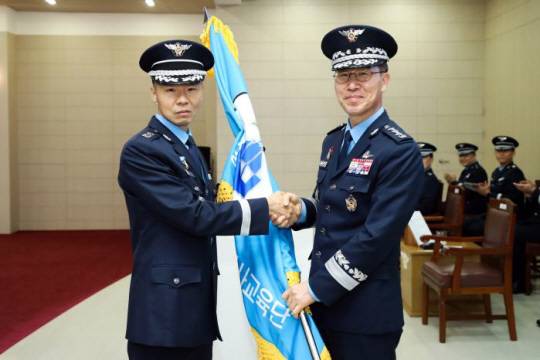 손석락(중장·오른쪽) 공군교육사령관이 지난 18일 경운대 학생군사교육단 창설식에서 강규영(중령) 경운대 학군단장에게 부대기를 수여하고 있다. 공군 제공／국방일보