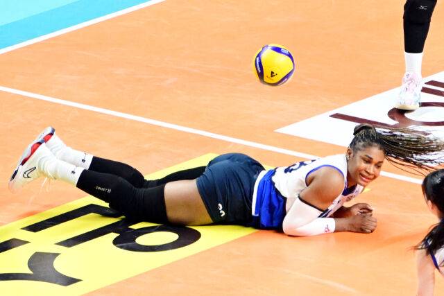 현대건설 모마가 3세트 디그를 위해 몸을 날린 뒤 코트에 누워 있다. / 한국배구연맹(KOVO)