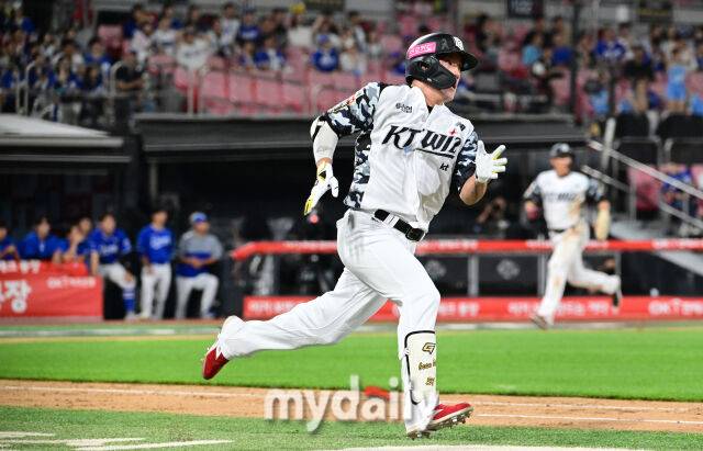 2024년 6월 28일 경기도 수원 KT위즈파크에서 '2024 신한 SOL Bank KBO리그' 삼성 라이온즈와 KT 위즈의 경기가 열렸다. KT 홍현빈이 9회말 1사 1.3루서 2타점 끝내기 적시타를 친 뒤 전력 질주하고 있다./마이데일리