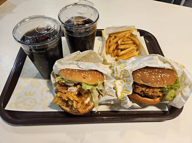 삼성바이오로직스 사내식당에 입점한 유명 프랜차이즈의 햄버거. 입점 첫날 당일분으로 준비한 물량이 아침에 모두 소진될 정도로 임직원들의 반응이 뜨거웠다는 후문이다.  [독자 제공]