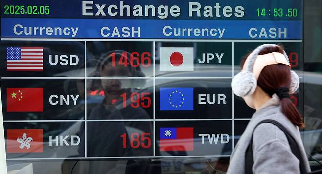 트래블카드의 확산으로 소비자가 원하는 시점에 환전을 할 수 있게 되면서 합리적인 가격에 환전이 가능해졌다. 사진은 지난 5일 한 환전거래소 앞 모습. [연합뉴스]