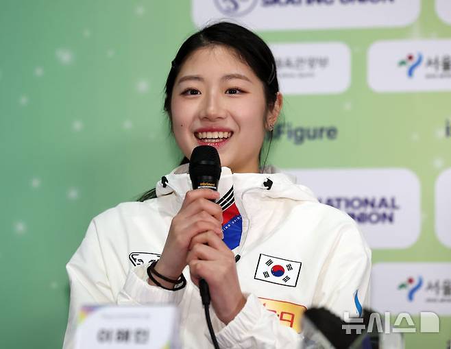 [서울=뉴시스] 이영환 기자 = 지난 18일 서울 양천구 목동아이스링크 프레스센터에서 열린 2025 ISU 사대륙 피겨스케이팅 선수권대회 미디어데이에서 이해인이 소감을 전하고 있다. 2025.02.18. 20hwan@newsis.com