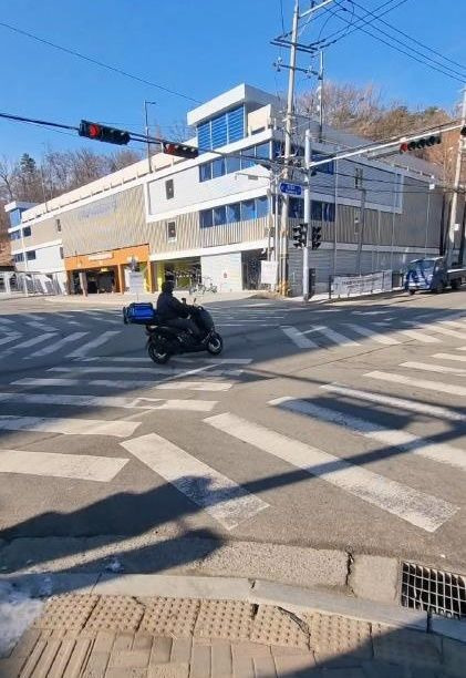 [서울=뉴시스]한국교통안전공단 공익제보단이 제보한 신호 위반 이륜차 운전자 사진. 2025.02.20. (사진=교통안전공단 제공) photo@newsis.com  *재판매 및 DB 금지