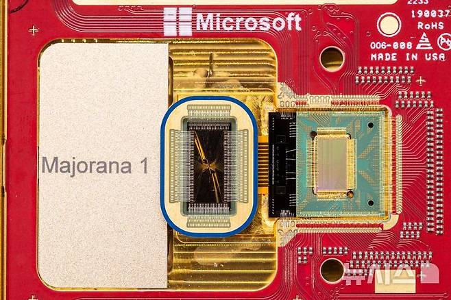 [서울=뉴시스] 마이크로소프트(MS)가 19일(현지 시간) 위상초전도체를 사용한 양자 컴퓨팅 칩 '마요라나(Majorana) 1'을 개발했다고 밝혔다. (사진=마이크로소프트 제공) 2025.02.20. photo@newsis.com