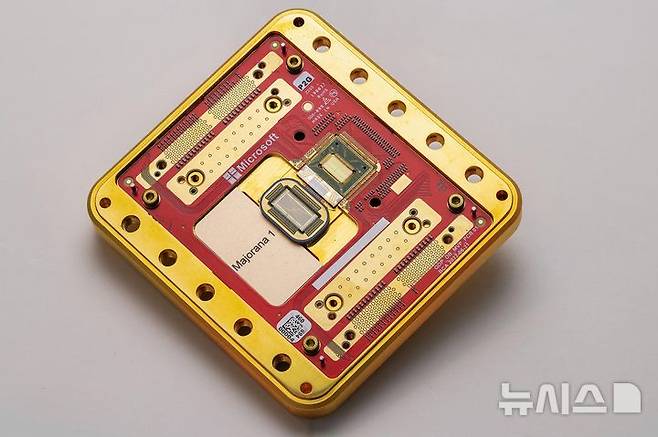[서울=뉴시스] 마이크로소프트(MS)가 19일(현지 시간) 위상초전도체를 사용한 양자 컴퓨팅 칩 '마요라나(Majorana) 1'을 개발했다고 밝혔다. (사진=마이크로소프트 제공) 2025.02.20. photo@newsis.com