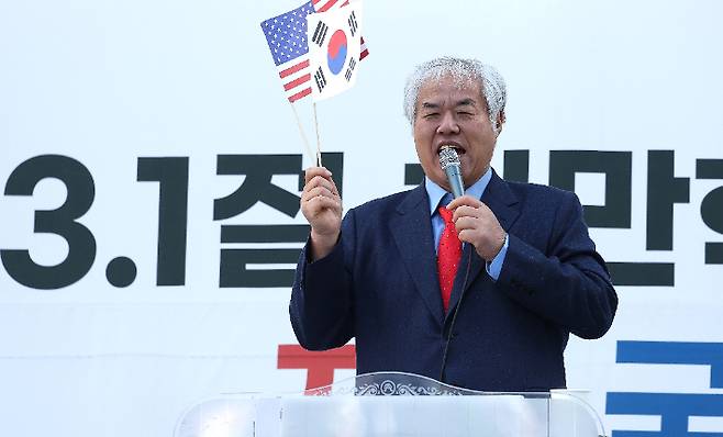 대구 '탄핵 반대' 집회 찾은 전광훈 목사     (대구=연합뉴스) 윤관식 기자 = 전광훈 사랑제일교회 목사가 18일 대구 중구 반월당사거리에서 열린 윤석열 대통령 탄핵 반대 집회인 대구·경북 애국 국민대회를 찾아 발언하고 있다. 2025.2.18     psik@yna.co.kr (끝)   <저작권자(c) 연합뉴스, 무단 전재-재배포, AI 학습 및 활용 금지> 연합뉴스