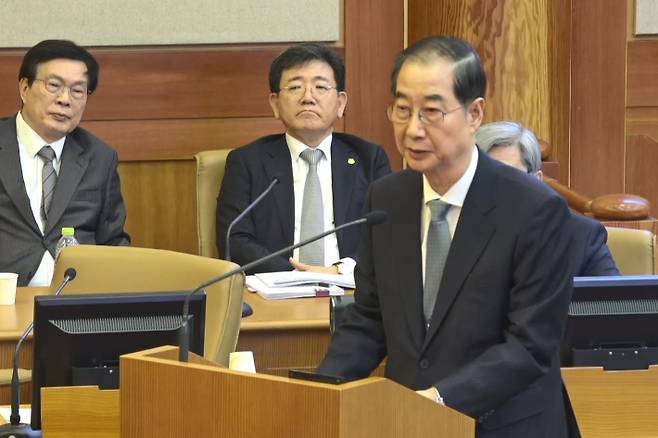 한덕수 국무총리가 19일 서울 헌법재판소에 진행된 탄핵심판 첫 변론기일에 출석해 발언하고 있다. 헌법재판소 제공