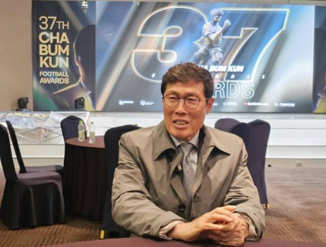 차범근 전 감독이 20일 서울 종로구 HW컨벤션센터 크리스탈홀에서 열린 제37회 차범근축구상 시상식이 끝난 뒤 취재진과 만나 인터뷰하고 있다. 연합뉴스