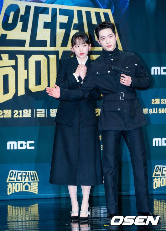 [OSEN=민경훈 기자] 20일 오후 서울 상암 MBC 골든마우스홀에서 MBC 새 금토드라마 ‘언더커버 하이스쿨’ 제작발표회가 열렸다.‘언더커버 하이스쿨’(극본 임영빈, 연출 최정인)은 고종 황제의 사라진 금괴의 행방을 쫓기 위해 고등학생으로 위장 잠입한 국정원 요원의 좌충우돌 N차 고딩 활약기를 담은 드라마다.배우 진기주와 서강준이 포토타임을 가지고 있다. 2025.02.20 /rumi@osen.co.kr