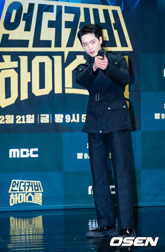 [OSEN=민경훈 기자] 20일 오후 서울 상암 MBC 골든마우스홀에서 MBC 새 금토드라마 ‘언더커버 하이스쿨’ 제작발표회가 열렸다.‘언더커버 하이스쿨’(극본 임영빈, 연출 최정인)은 고종 황제의 사라진 금괴의 행방을 쫓기 위해 고등학생으로 위장 잠입한 국정원 요원의 좌충우돌 N차 고딩 활약기를 담은 드라마다.배우 서강준이 포토타임을 가지고 있다. 2025.02.20 /rumi@osen.co.kr