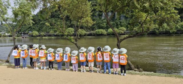 ▲생태환경 친화 공동프로그램으로 EM 흙공 던지기 사업. ⓒ진주시