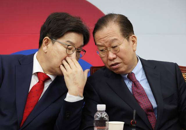 ▲국민의힘 권영세 비상대책위원장과 권성동 원내대표(왼쪽)가 20일 국회에서 열린 비상대책위원회 회의에서 대화하고 있다. ⓒ연합뉴스