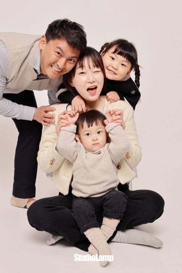 오는 4월 셋째아 출산 예정인 양혜철 씨가 가족들과 함박 웃음을 짓고 있다.