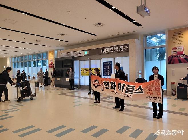 한화 선수단이 머무는 리조넥스 나하 호텔 직원들이 20일 오후 일본 오키나와 나하국제공항에서 한화 선수단의 입국을 환영하고 있다. 오키나와｜장은상 기자 award@dong.com