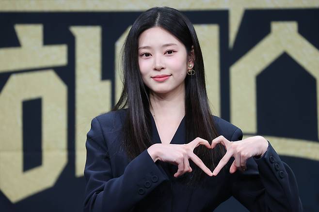 배우 김민주가 20일 오후 서울 마포구 MBC 골든마우스홀에서 열린 MBC 새 금토드라마 ‘언더커버 하이스쿨’ 제작발표회에서 포즈를 취하고 있다. 사진 연합뉴스