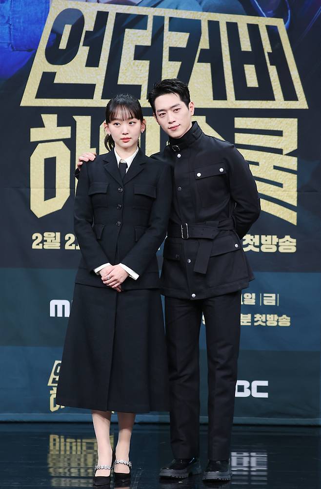 배우 진기주(왼쪽)와 서강준이 20일 오후 서울 마포구 MBC 골든마우스홀에서 열린 MBC 새 금토드라마 ‘언더커버 하이스쿨’ 제작발표회에서 포즈를 취하고 있다.  사진 연합뉴스