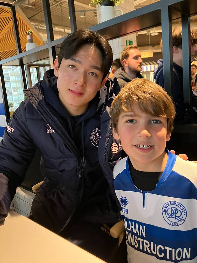꼬마팬과 셀카를 찍은 양민혁(왼쪽). /사진=QPR 공식 SNS