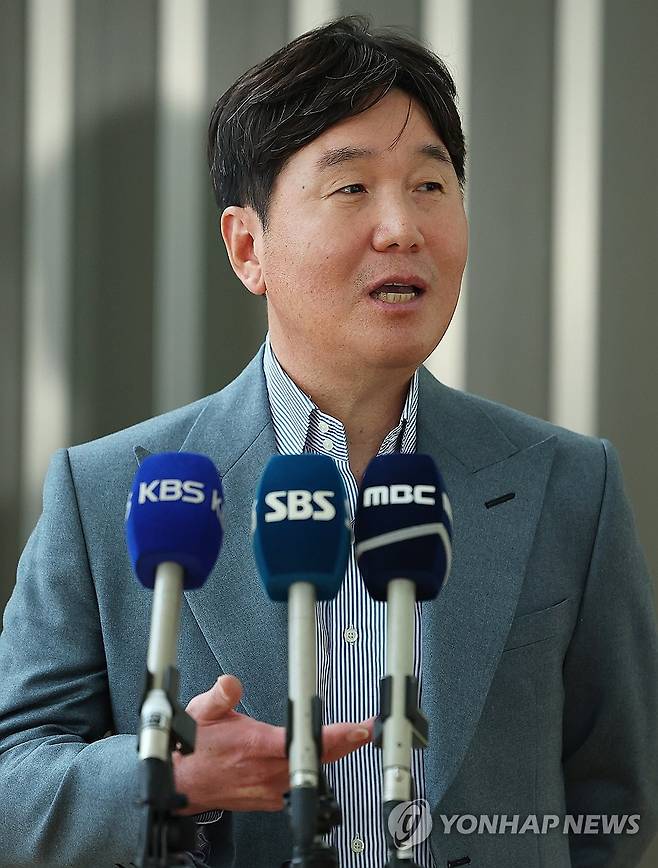 취재진 질문에 답하는 류지현 감독 (영종도=연합뉴스) 김도훈 기자 = 류지현 한국 야구 대표팀 감독이 20일 인천국제공항 제1터미널 출국장에서 월드베이스볼클래식(WBC) 전력 분석차 대만으로 출국하기 전 취재진과 인터뷰하고 있다.
류 감독은 대표팀 감독 취임 후 첫 공식 활동으로 대만, 니카라과, 스페인, 남아프리카공화국 등 4개국이 출전하는 2026 WBC 예선전을 관전하고 귀국할 예정이다. 2025.2.20 superdoo82@yna.co.kr