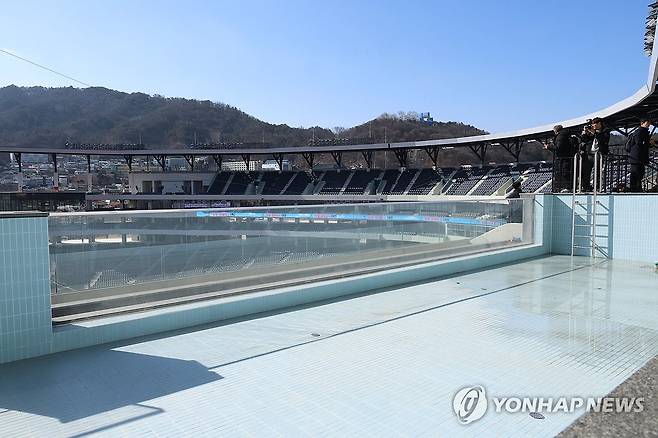 세계 최초 야구장에 설치된 인피니티풀 (대전=연합뉴스) 강수환 기자 = 20일 오전 대전 중구 부사동 대전 한화생명볼파크 야구장이 오는 28일 준공을 앞두고 마무리 작업이 진행되고 있다. 사진은 세계 최초로 야구장 내 설치된 가로 15ｍ·세로 5ｍ 높이의 인피니티풀. 프로야구단 한화이글스가 올해부터 홈구장으로 사용할 대전 한화생명볼파크 구장은 사업비 2천74억원이 들어갔으며, 지하 2층·지상 4층, 관람석 2만 7석 규모로 조성됐다. 국내 최초로 좌·우 비대칭 그라운드, 높이 8ｍ 몬스터 월, 복층형 불펜 등을 도입했다. 2025.2.20 swan@yna.co.kr