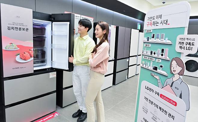LG전자 모델이 LG베스트샵에서 구독 이용이 가능한 LG전자 가전을 살펴보고 있다. (사진=LG전자)