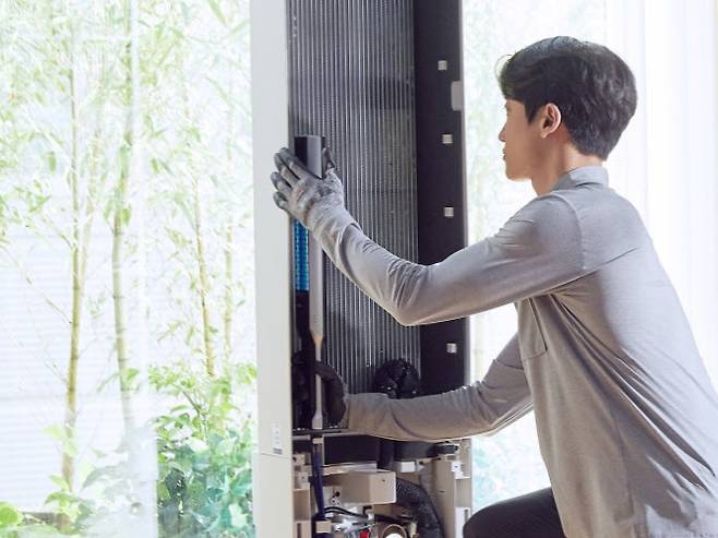 LG전자 케어 전문가가 고객을 방문해 제품 성능 점검, 클리닝, 필터 교체 등 케어 서비스를 제공하고 있다. (사진=LG전자)