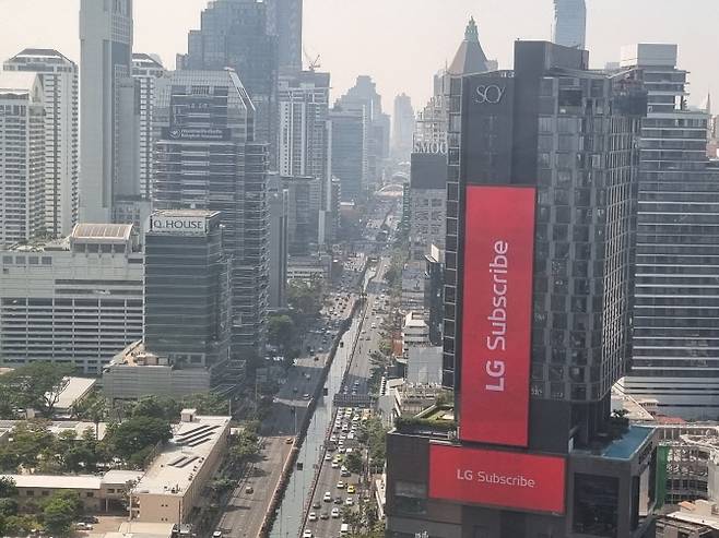 LG전자가 태국 방콕 비즈니스 중심가인 ‘Sathorn Road’에서 대형 옥외 전광판으로 ‘LG Subscribe’를 알리고 있다. (사진=LG전자)