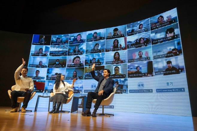 호세 무뇨스(맨 오른쪽) 현대차 CEO가 지난 20일 현대차 남양연구소 대강당에서 열린 타운홀 미팅에서 임직원과 질의응답(Q&A) 세션을 진행하고 있다. (사진=현대차그룹)